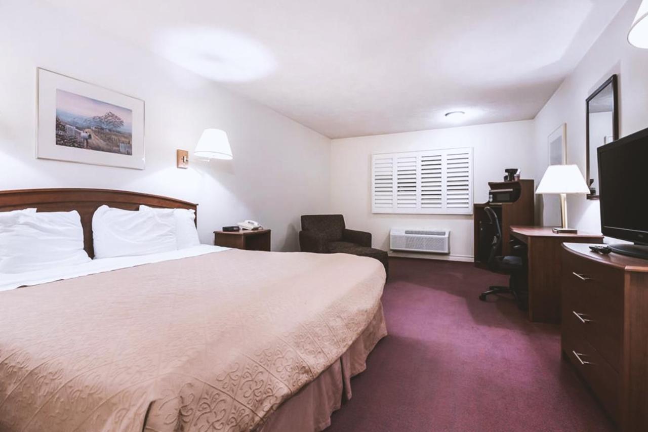 Sky-Palace Inn & Suites Mccook Kültér fotó