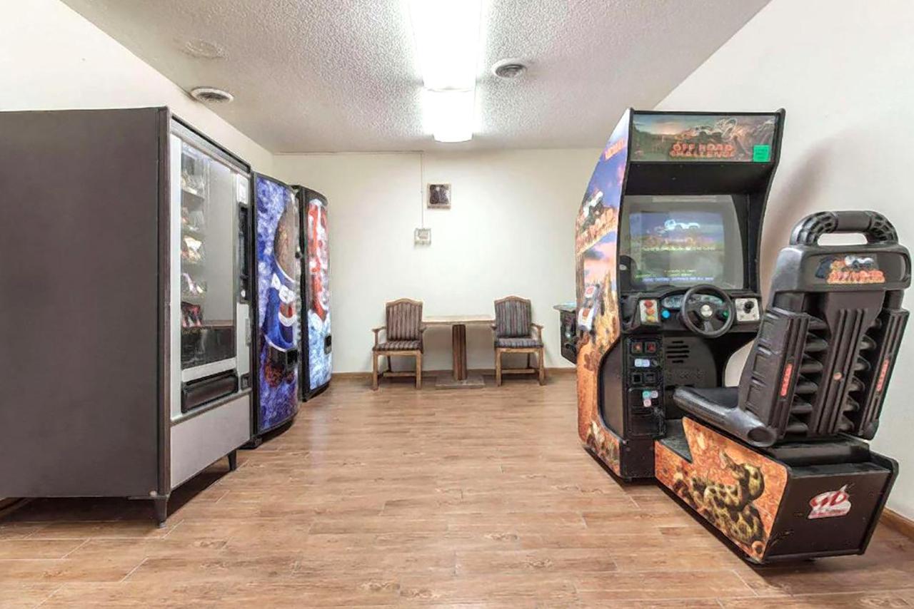 Sky-Palace Inn & Suites Mccook Kültér fotó