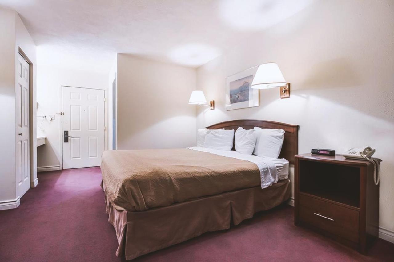 Sky-Palace Inn & Suites Mccook Kültér fotó